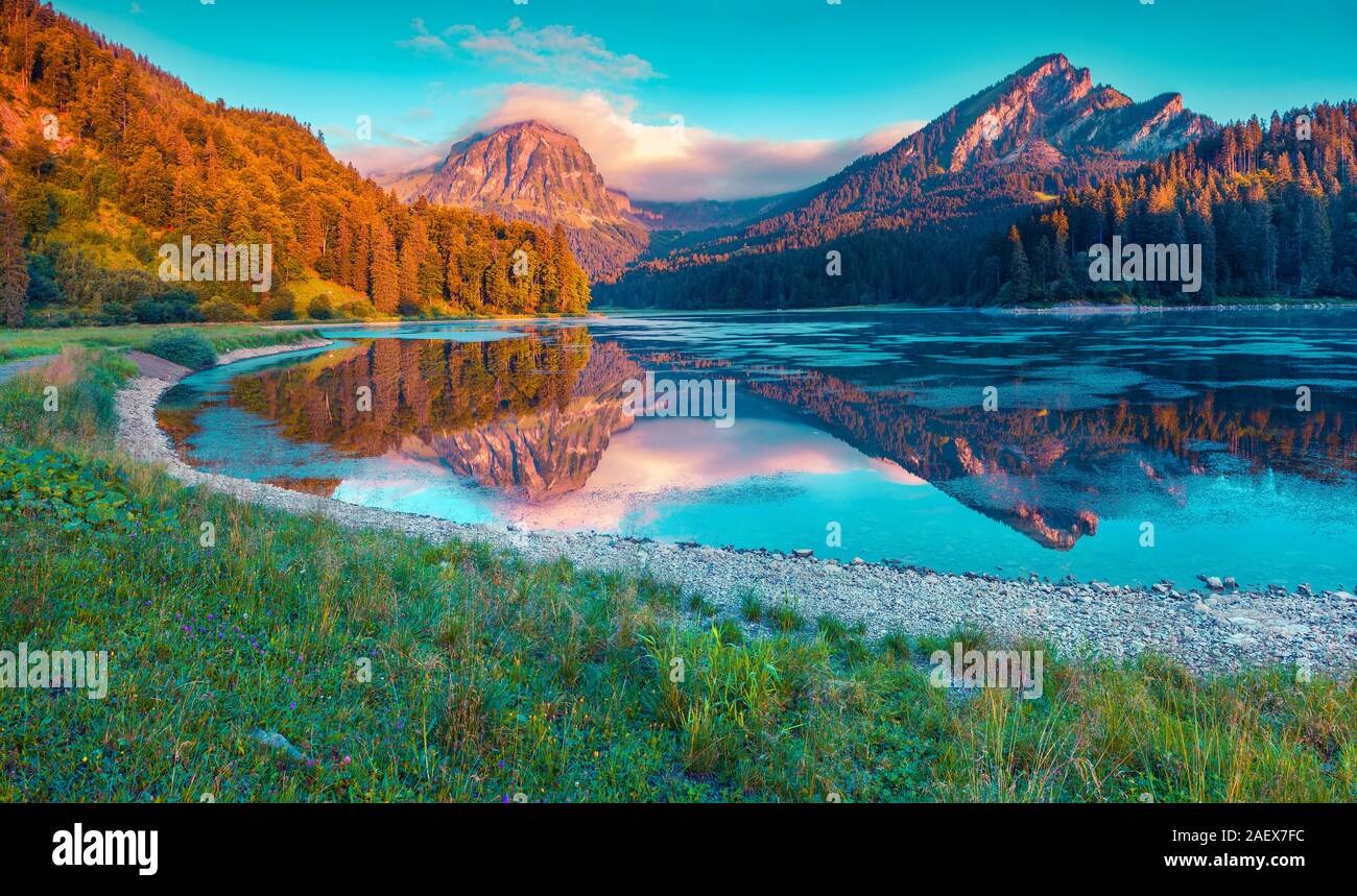 Colorata estate alba sul incredibilmente bella Swiss - lago Obersee, situato vicino al villaggio di Nafels. Alpi, Svizzera, Europa. Instagram tonificante. Foto Stock