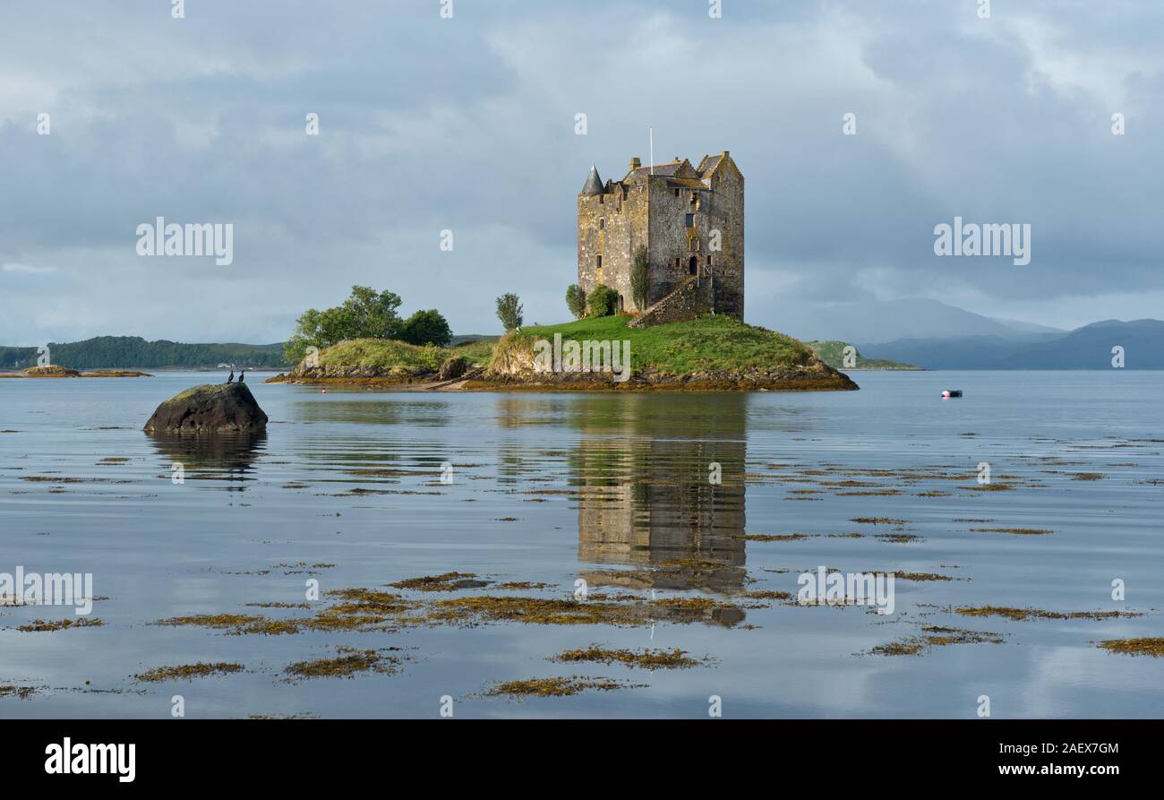 Castle Stalker su una piccola isola di marea in Loch latch. Un ingresso di Loch Linnhe. West Highlands, Scozia Foto Stock