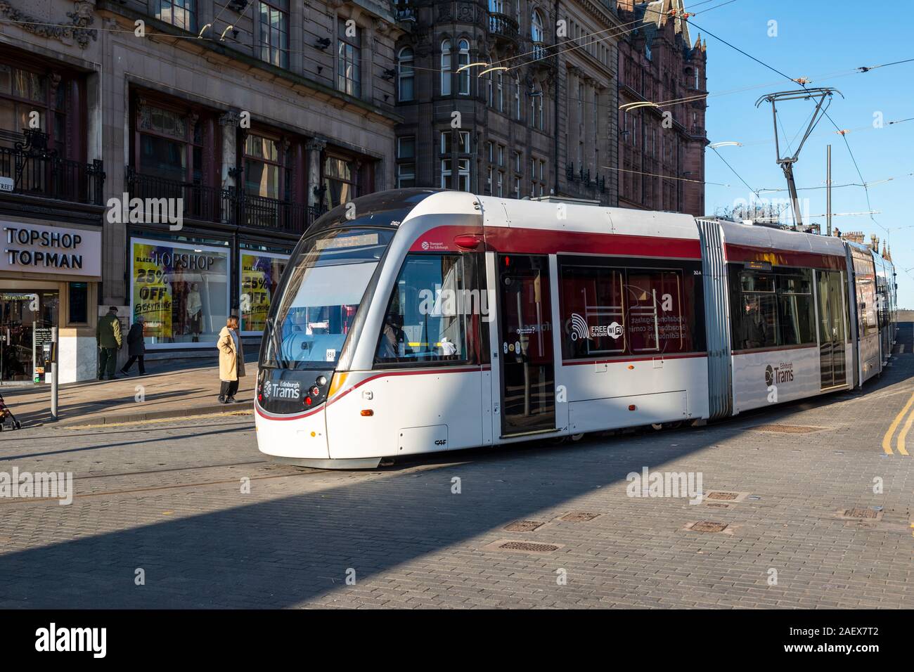 Edinburgh tram girando su Princes Street da South St Andrew Street di Edimburgo, Scozia, Regno Unito Foto Stock