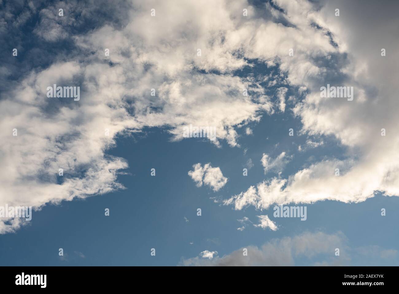 Cielo blu con nuvole Foto Stock