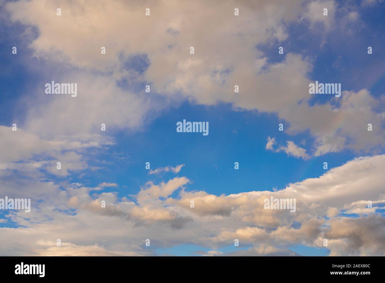 Cielo blu con nuvole Foto Stock