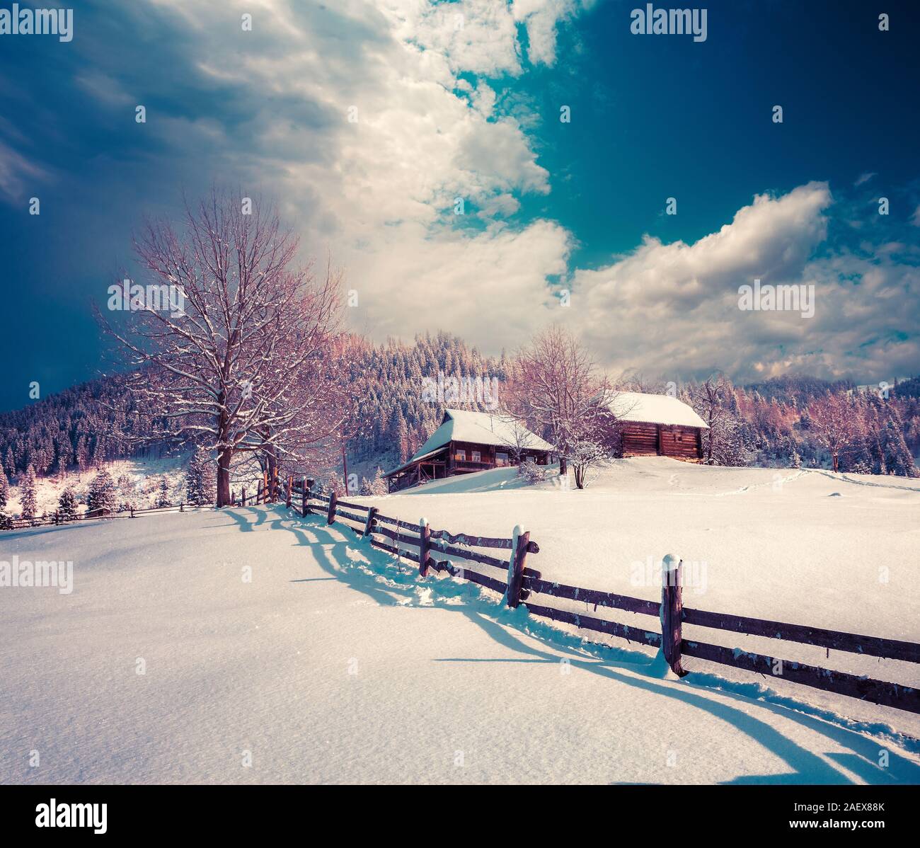Sunny scena invernale nel villaggio di montagna. Instagram tonificante. Foto Stock