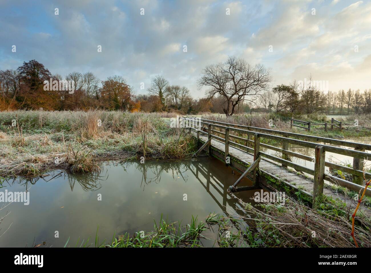 Frosty sunrise nel Ouse Valley, East Sussex, Inghilterra. Foto Stock