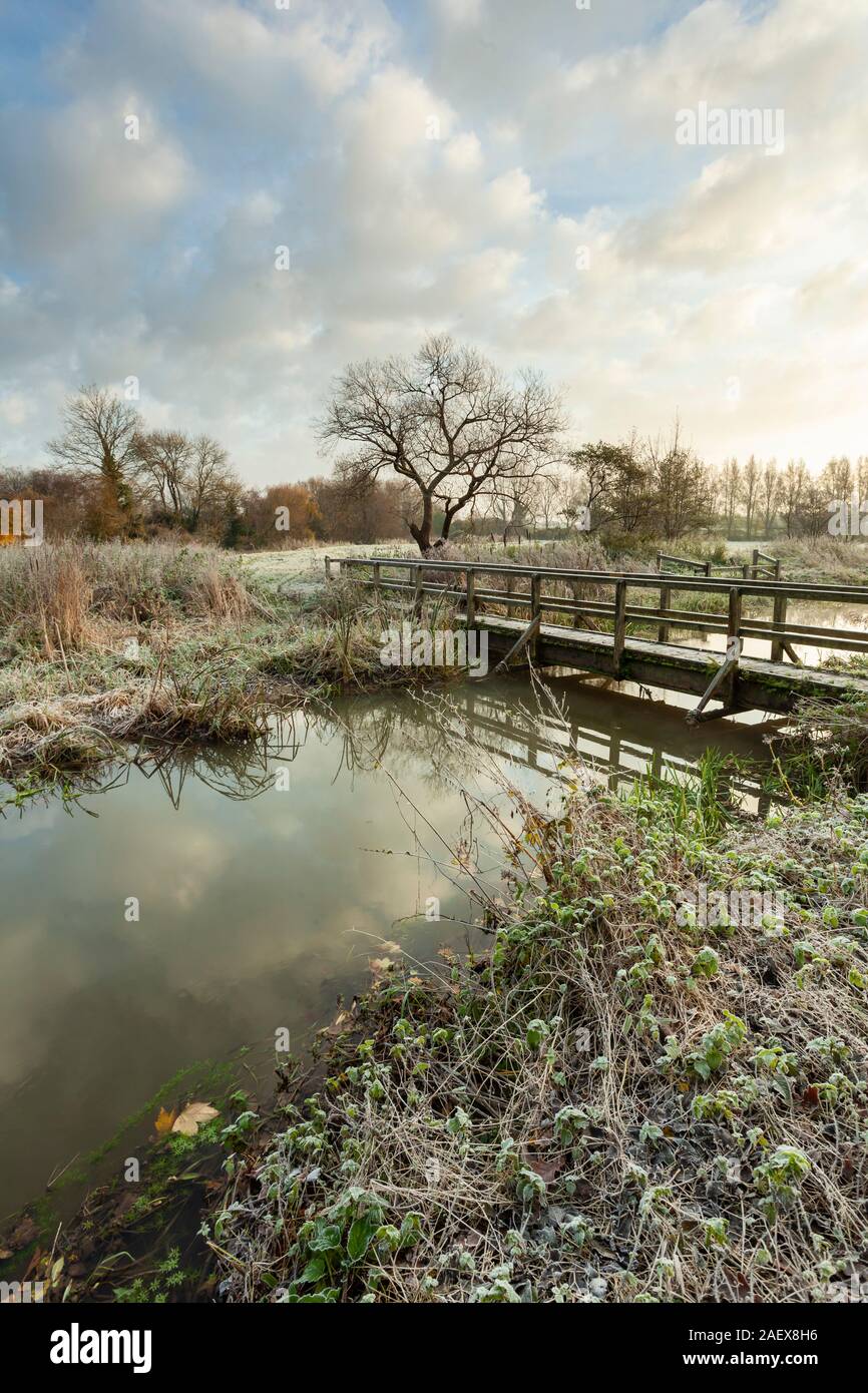 Mattinata invernale gelida nella valle dell'Ouse vicino a Lewes, East Sussex, Inghilterra. Foto Stock