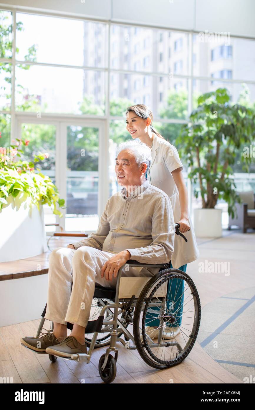 Giovane medico prendersi cura dell uomo senior Foto Stock