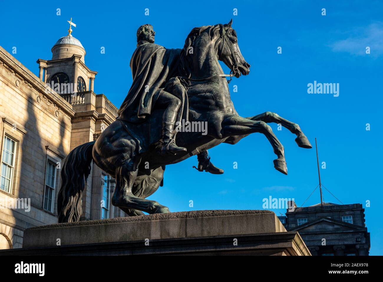 Il duca di Wellington statua fuori Register House su Princes Street di Edimburgo, Scozia, Regno Unito Foto Stock