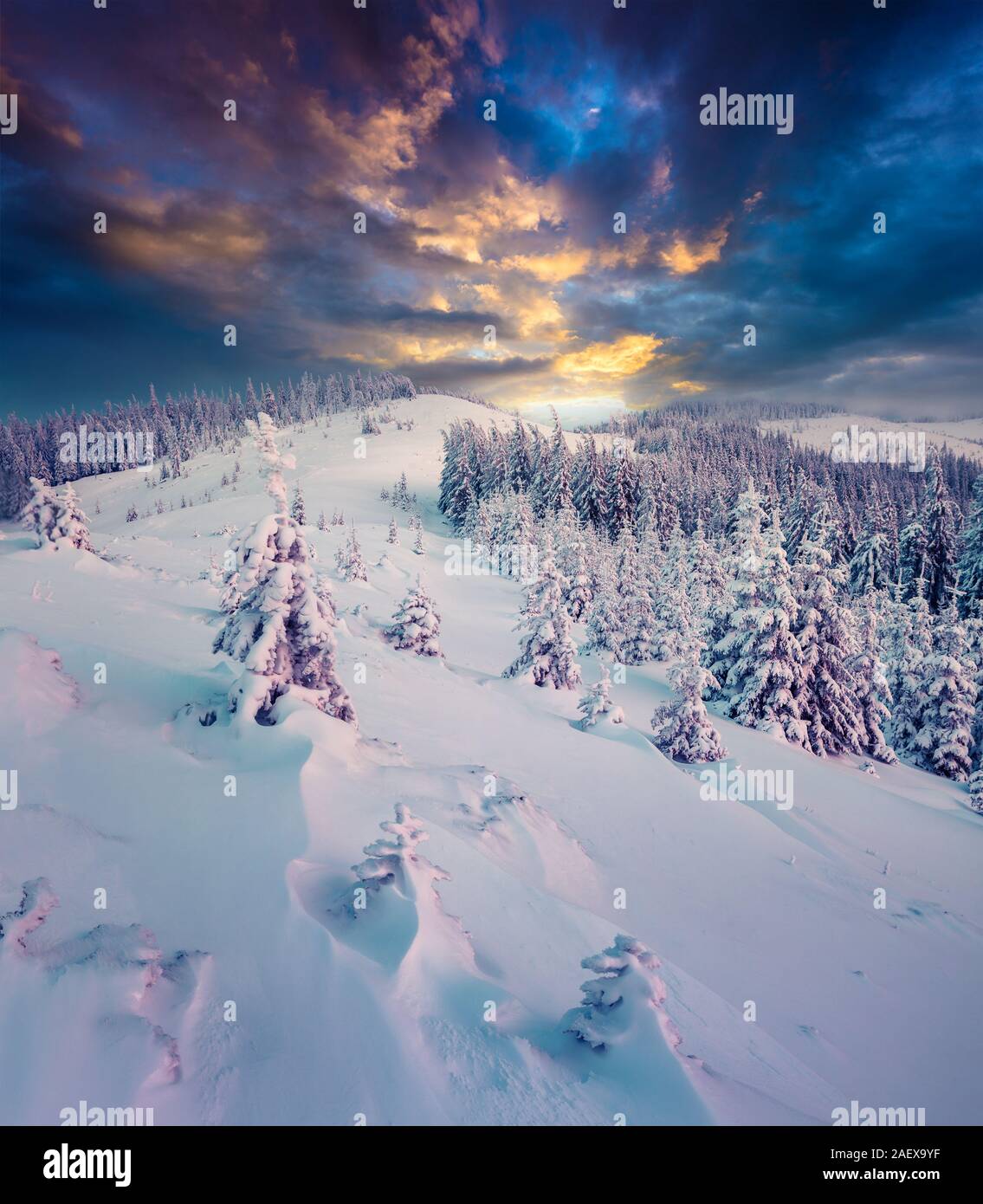 Dark scena invernale in montagna. Tramonto spettacolare nei Carpazi, Ucraina, l'Europa. Stile artistico post elaborati foto. Foto Stock