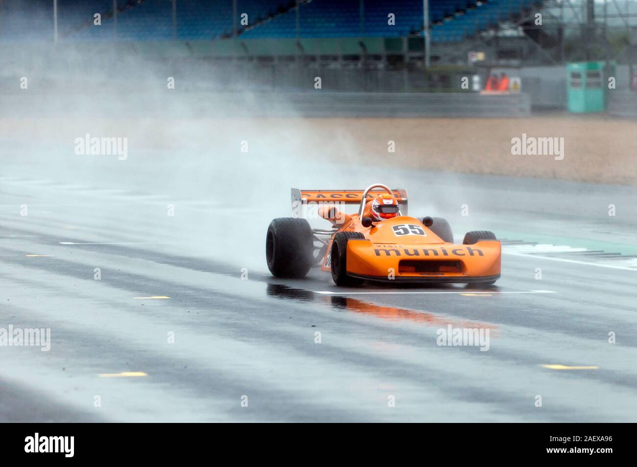 Stephen Futter alla guida della sua arancione, 1978, Ralt Rt1, sotto la pioggia, durante la HSCC storica Formula 2 gara ('67 - '78), al 2019 Silverstone Classic Foto Stock