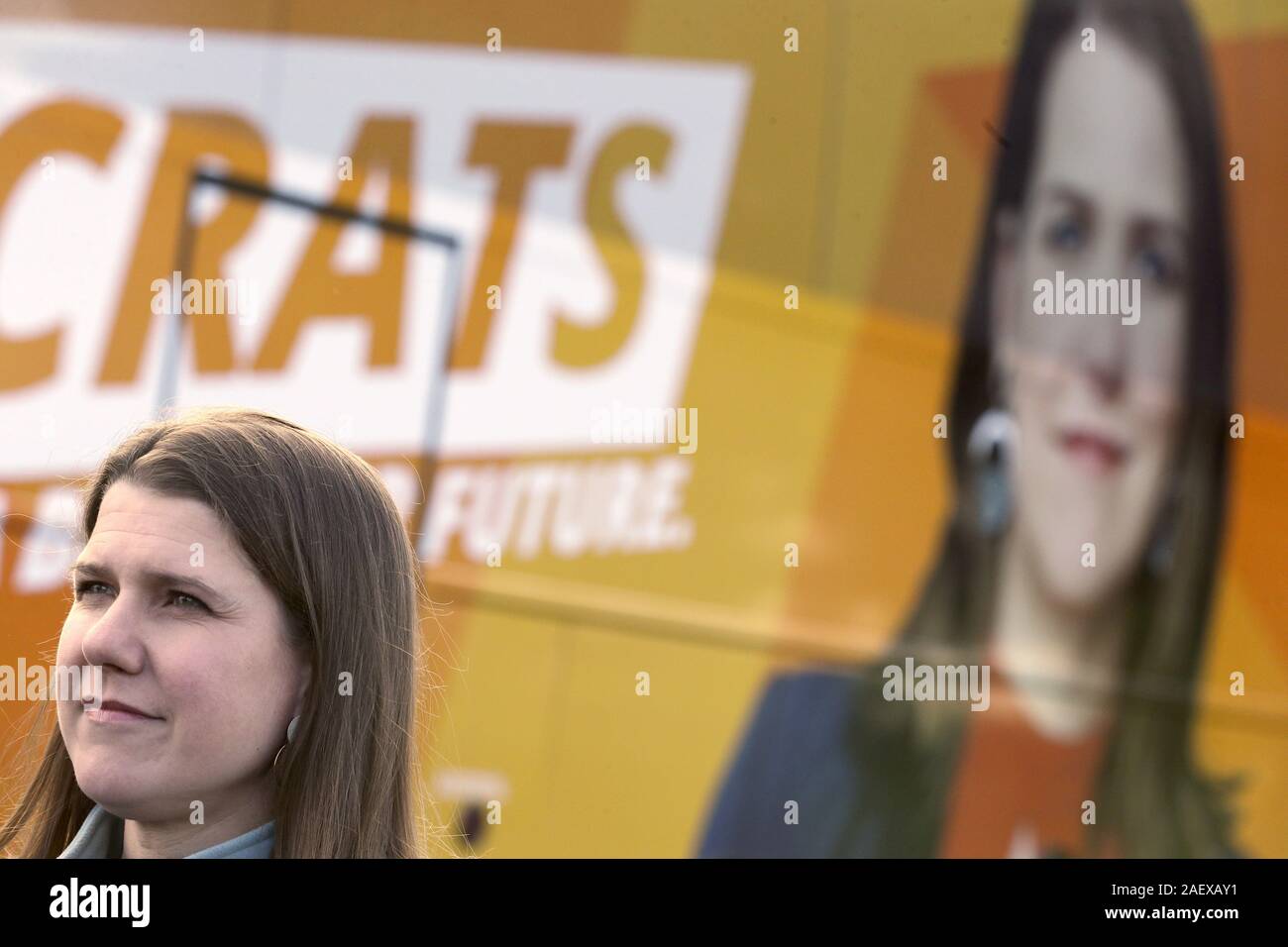 Gruppo del Partito europeo dei liberali democratici leader Jo Swinson, sorge di fronte la sua campagna bus come ella assiste un rally a Jacobs ben Village Hall nel Surrey, l'ultimo giorno del generale campagne elettorali. Foto Stock