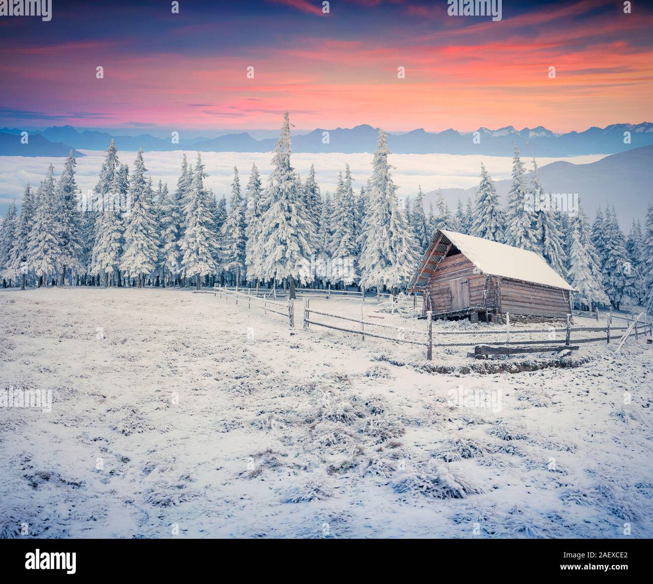 Bellissima alba invernale nel maso di montagna. Primo gelo in dicembre. Foto Stock