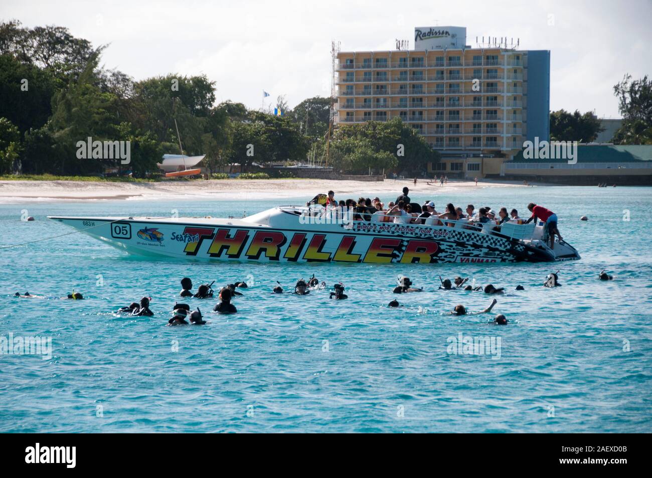 Thriller veloce imbarcazione a motore caricato con i turisti al largo di Barbados nei Caraibi. Foto Stock
