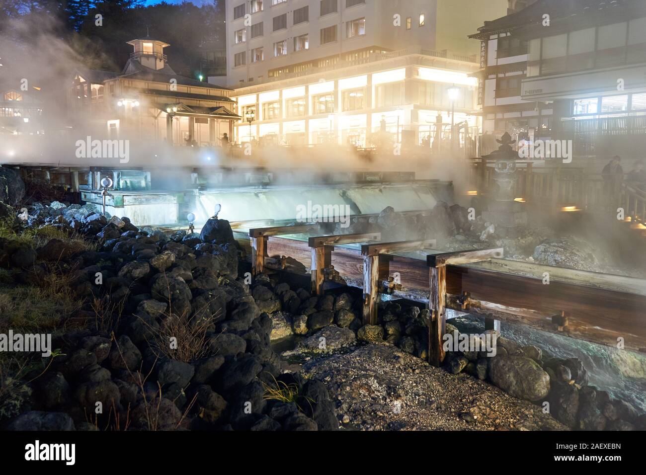 L'acqua sulfurea al campo di acqua calda (Yubatake) in serata al Kusatsu Onsen stazione termale a Gunma, Giappone, Foto Stock