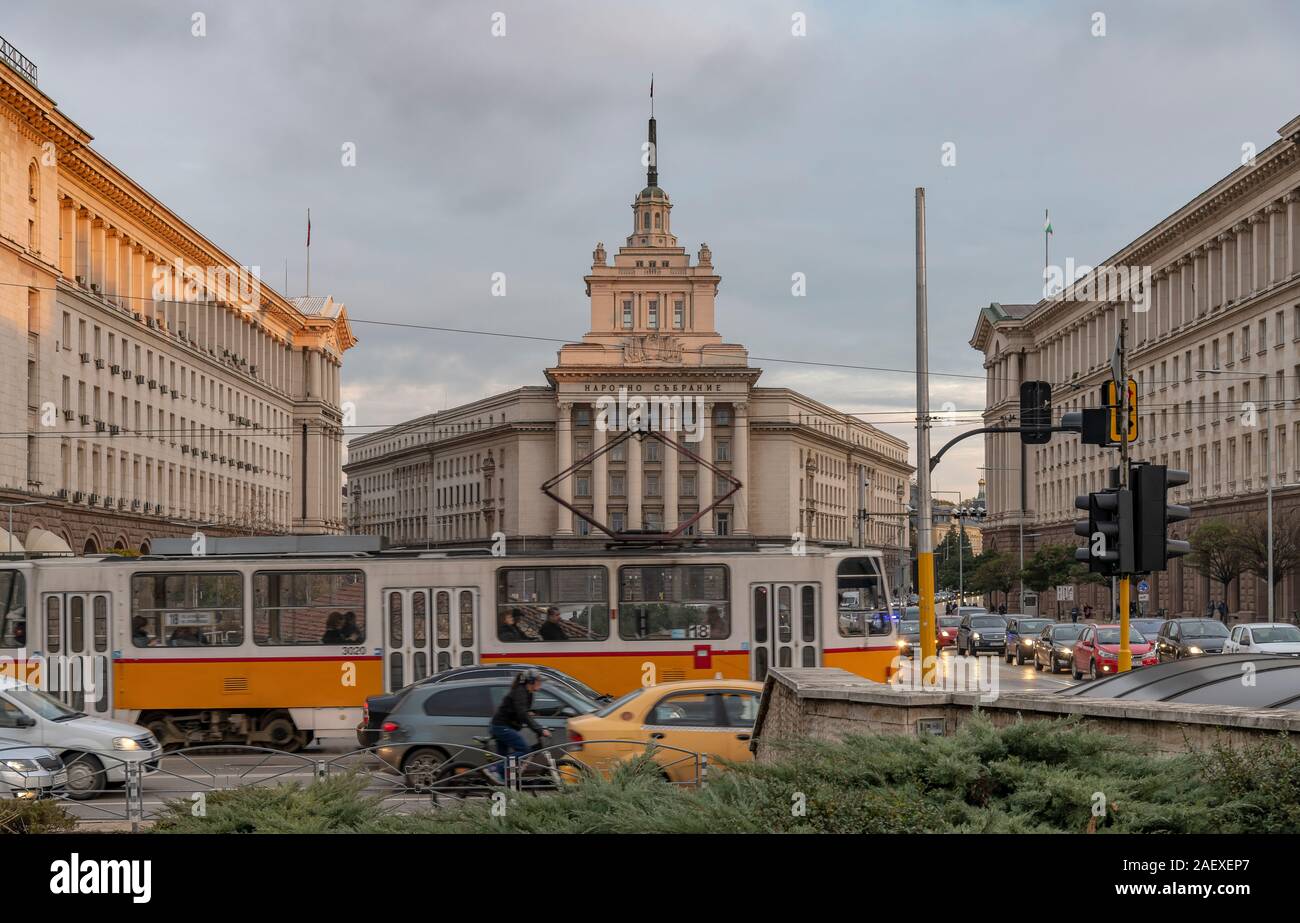 Il Partito Comunista House, Sofia, Bulgaria. Una volta che il quartier generale sovietico, vi è stata una gigantesca stella rossa sul tetto. Ora sostituita dalla bandiera bulgara. Foto Stock