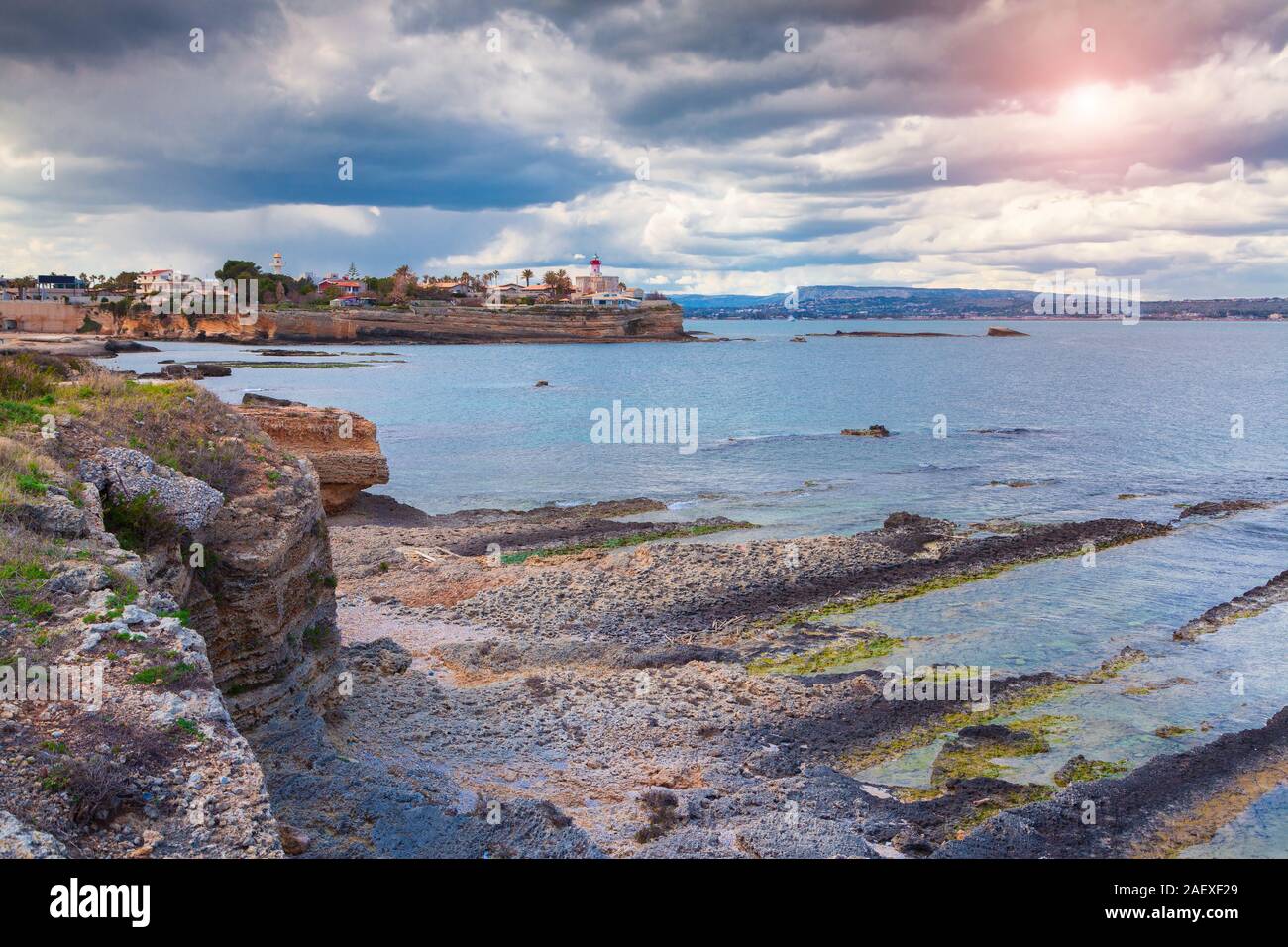 Antica città di Siracusa. Vista dall'Area Marina protetta del Plemmirio. Sicilia in Sicilia, l'Italia, il Mar Tirreno, l'Europa. Foto Stock