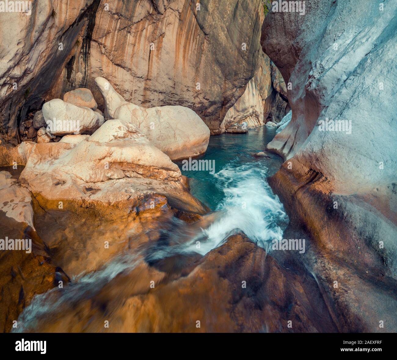 Coloratissima primavera scena dentro Goynuk canyon, situato nel distretto di Kemer, Provincia di Antalya. Splendido scenario di mattina in Turchia, Asia. Stile artistico Foto Stock