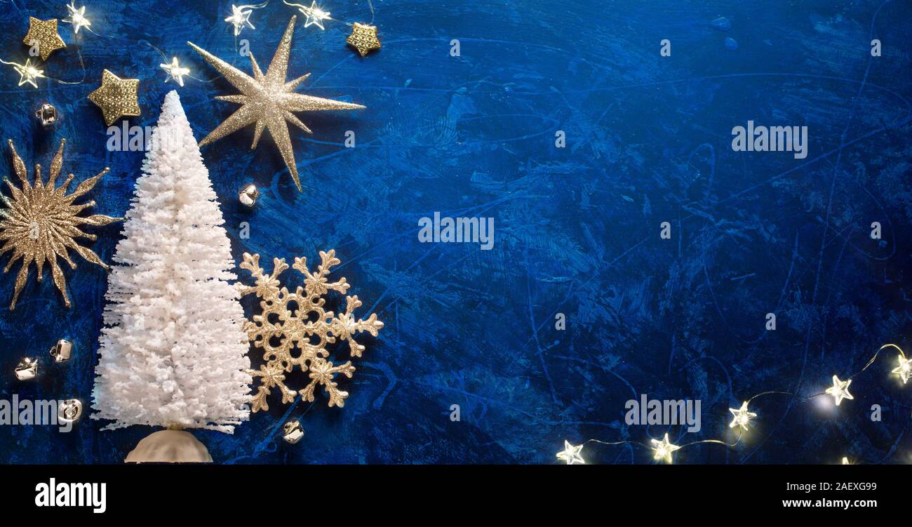 Sfondo di natale con albero di Natale e silver star. Nuovo Anno di decor. Vacanze a biglietto di auguri, telaio, banner. Foto Stock