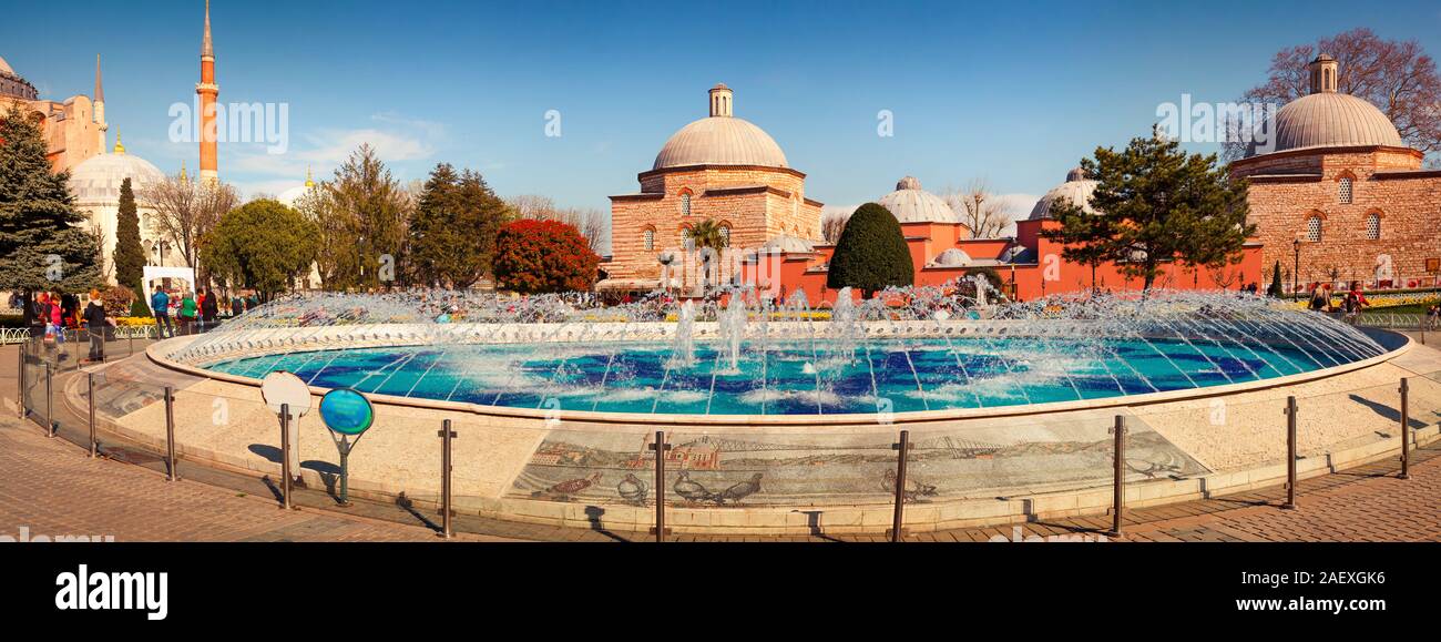 Molla variopinto panorama di Sultan Ahmet park a Istanbul. Splendido panorama urbano di capitale della Turchia, l'Europa. Retrò filtrato. Foto Stock