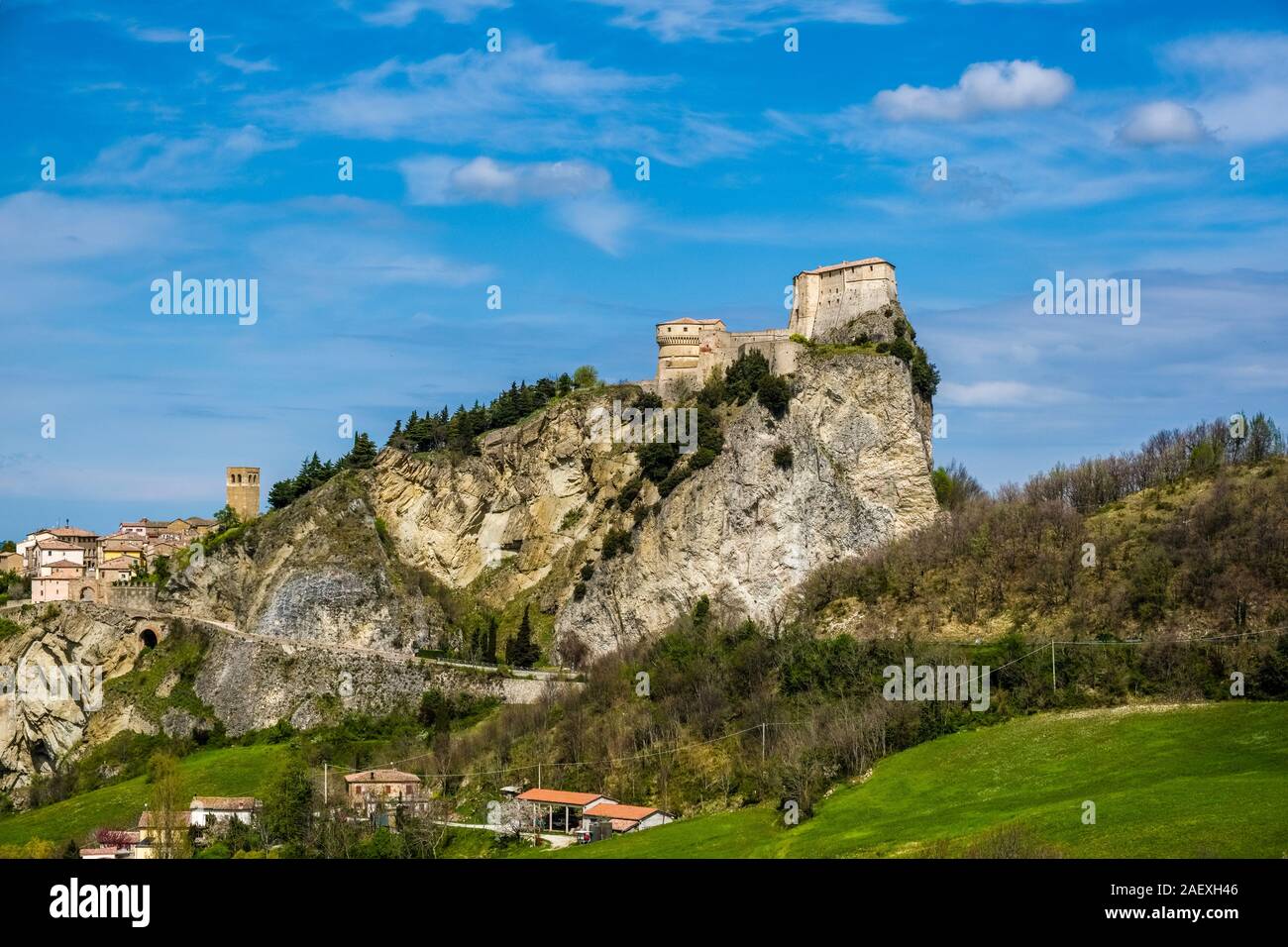 La grande Rocca di San Leo si trova sulla cima di una scogliera di roccia Foto Stock