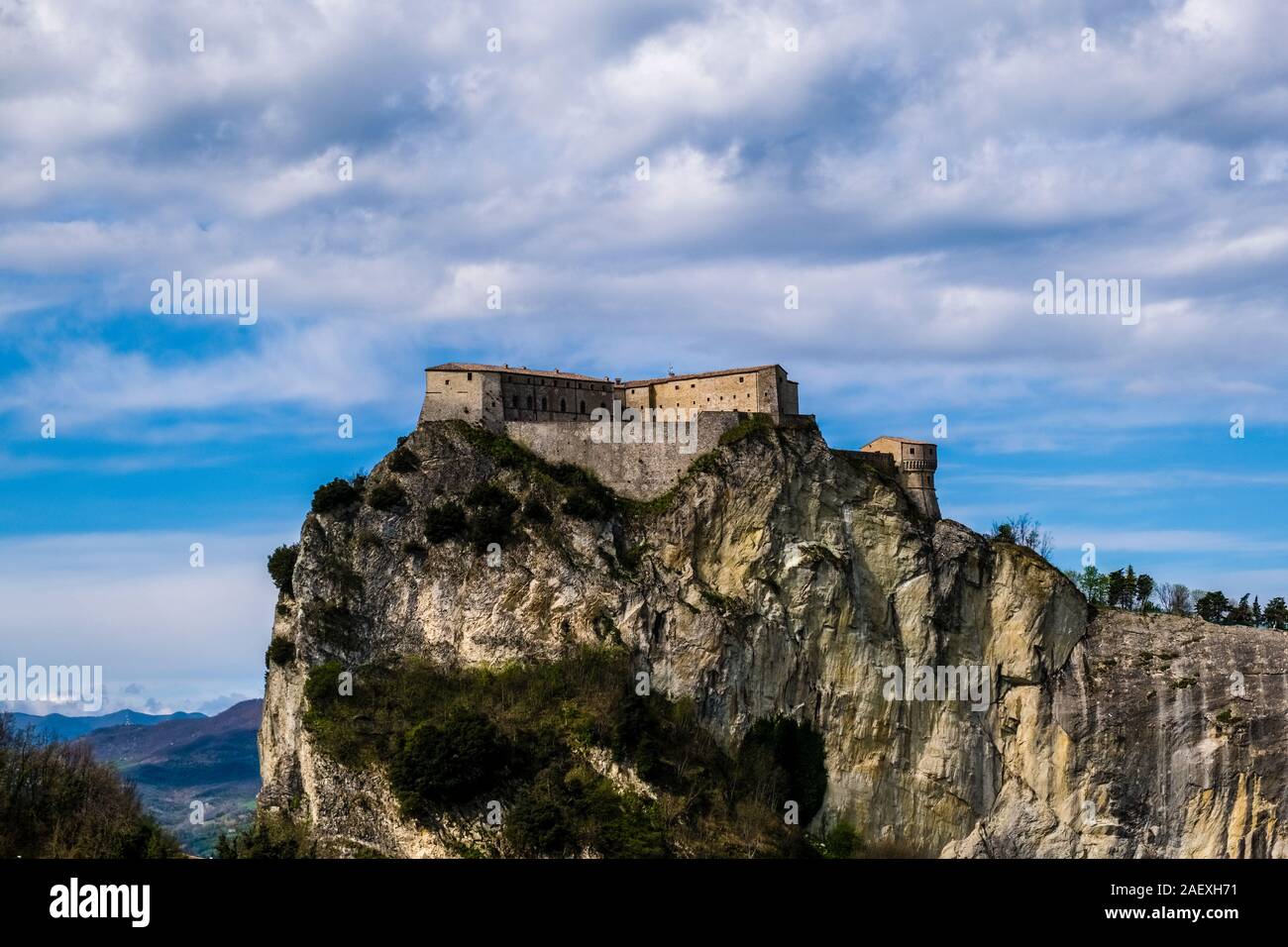 La grande Rocca di San Leo si trova sulla cima di una scogliera di roccia Foto Stock