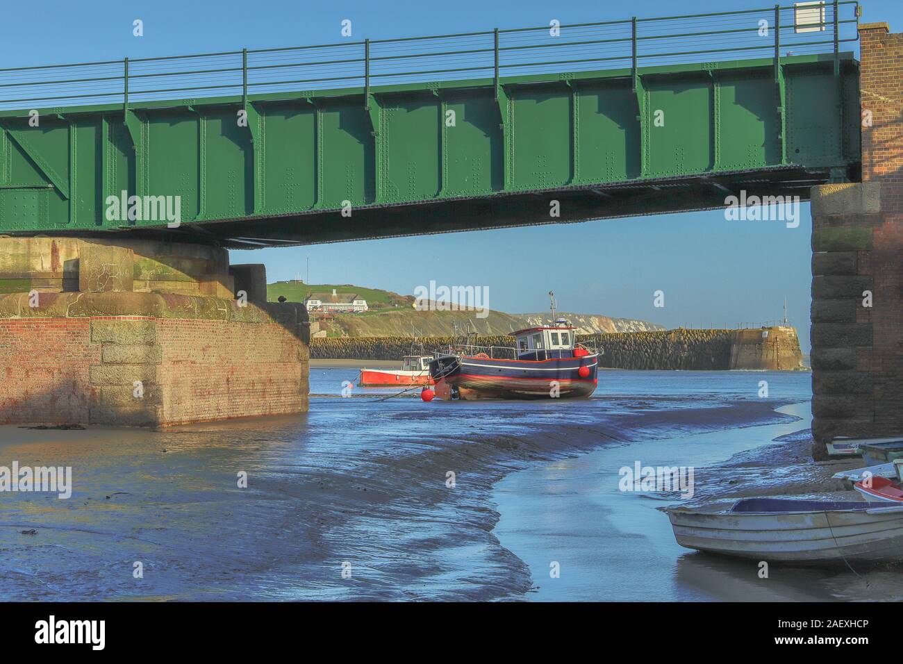 Vista da sotto il ponte della ferrovia su Folkstone Harbour nel Kent, Regno Unito. Adottate il 8 Dic 2019. Foto Stock