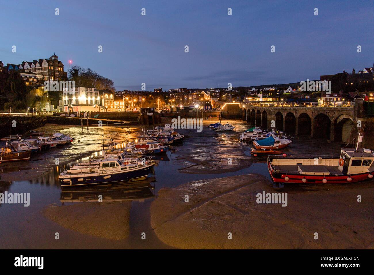 Visto di notte il porto interno a Folkstone in Kent, Regno Unito. prese a bassa marea il 7 Dic 2019. Foto Stock