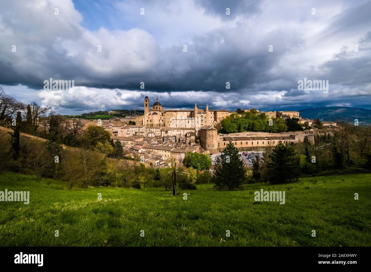 Vista panoramica della città medievale, tempesta nuvole a distanza Foto Stock