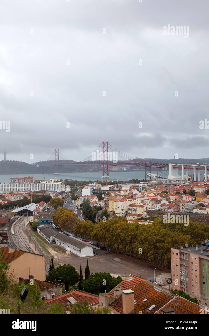 Alcântara Valley e Bridge visto dal cimitero di Prazeres , Lisbona - Portogallo Foto Stock