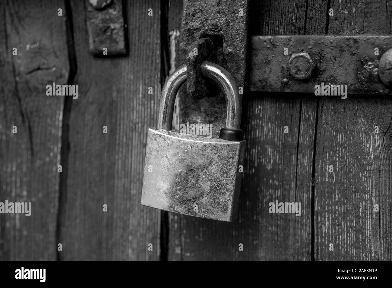 Un vecchio usurato serratura di una porta di collassamento Foto Stock