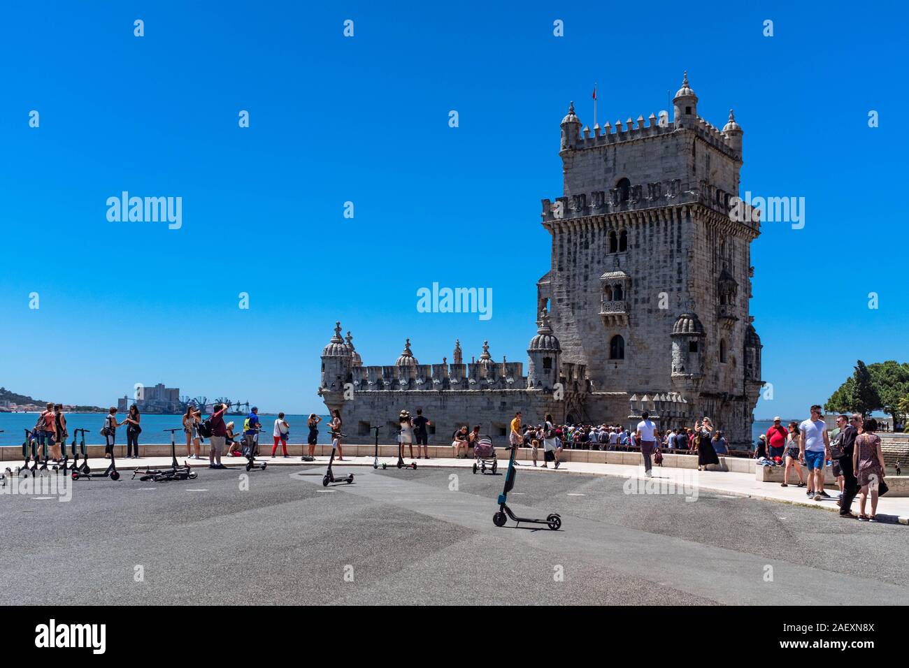 Noleggio scooter elettrico di fronte la Torre di Belem. Foto Stock