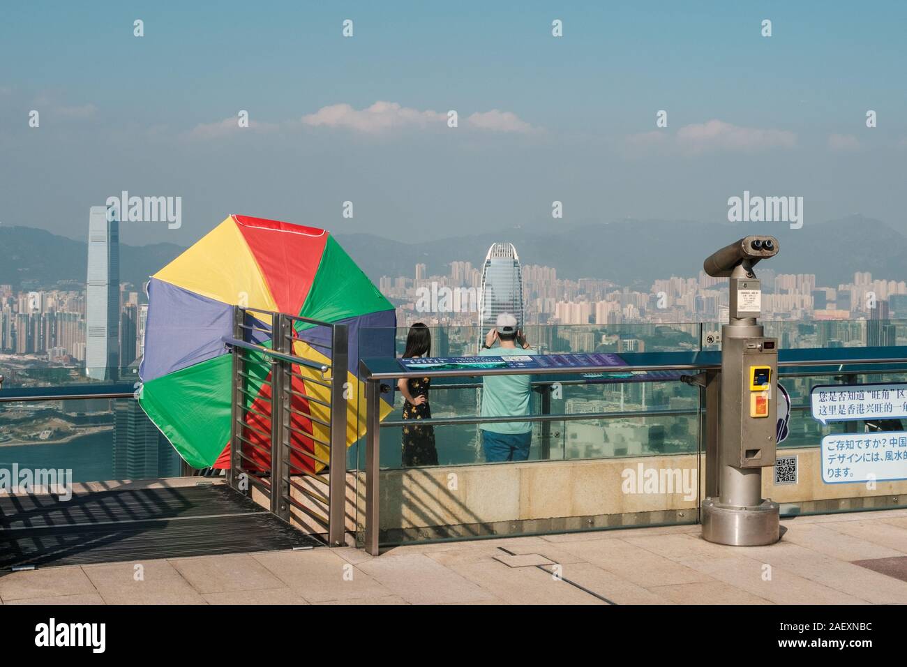 Hong Kong Cina - Novembre 2019: persone che guardano sulla skyline di Hong Kong dal picco Observation Deck sul Peak Tower, il più famoso punto di riferimento in H Foto Stock