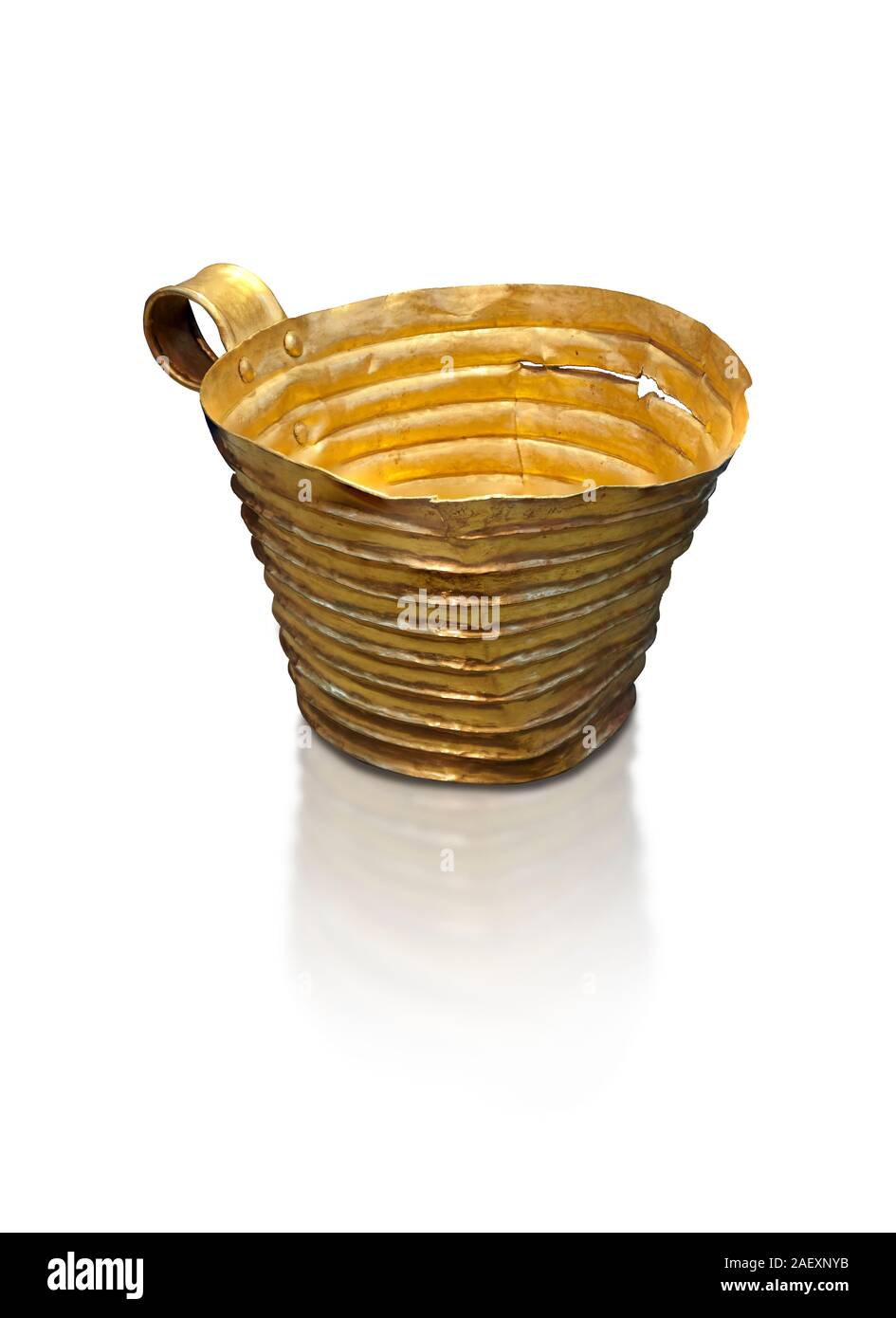 Oro micenea cup con grroves orizzontale, Tomba IV, grave un cerchio, Micene, Grecia. Museo Archeologico Nazionale di Atene. Sfondo bianco. Un Foto Stock