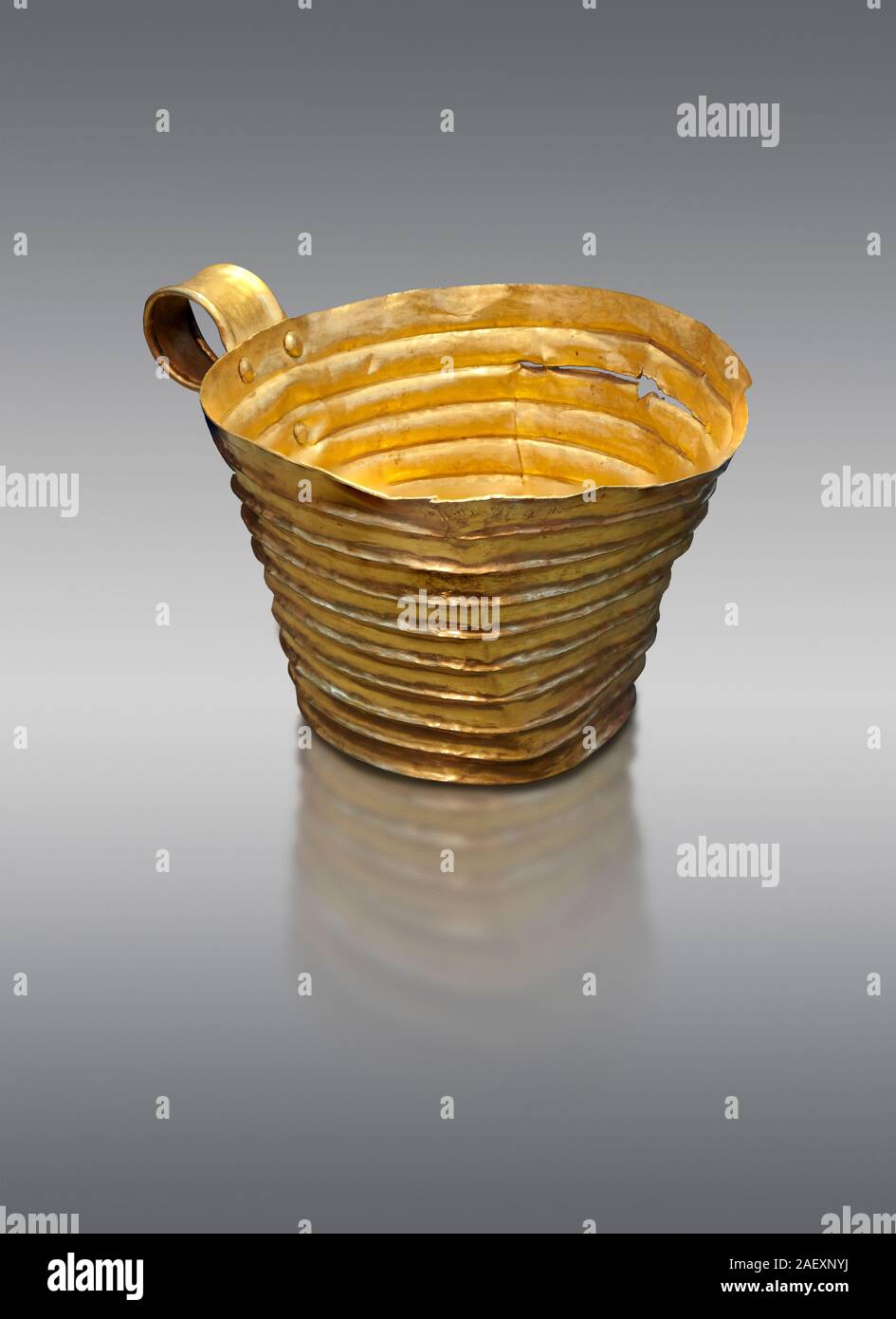 Oro micenea cup con grroves orizzontale, Tomba IV, grave un cerchio, Micene, Grecia. Museo Archeologico Nazionale di Atene. Sfondo grigio un Foto Stock
