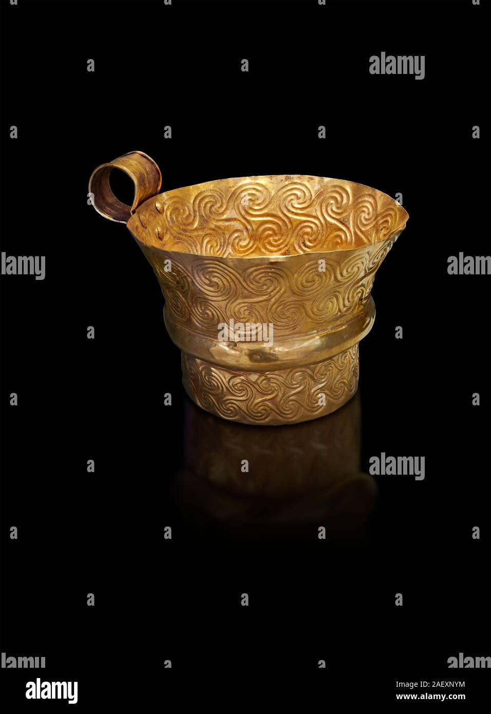 Oro micenea cup con decorazioni a spirale, Grave V, grave un cerchio, Micene, Grecia. Museo Archeologico Nazionale di Atene. Un elegante preziosa g Foto Stock
