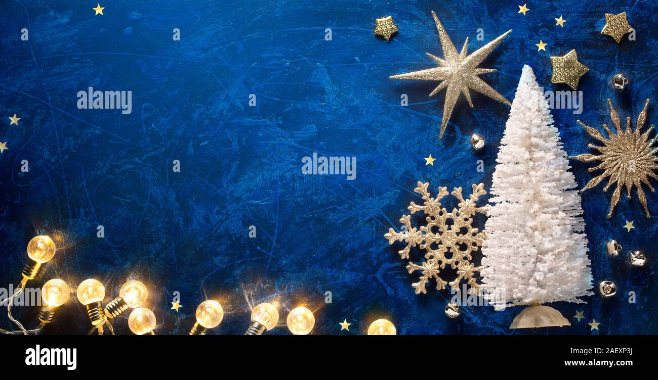 Sfondo di natale con albero di Natale e silver star. Nuovo Anno di decor. Vacanze a biglietto di auguri, telaio, banner. Foto Stock