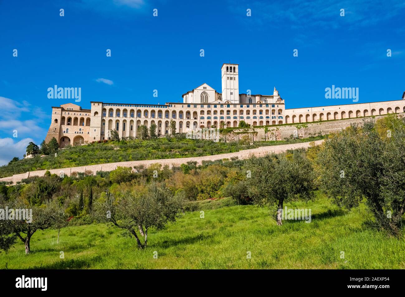 Basilica di San Francesco di Assisi, si trova su un pendio di montagna Foto Stock