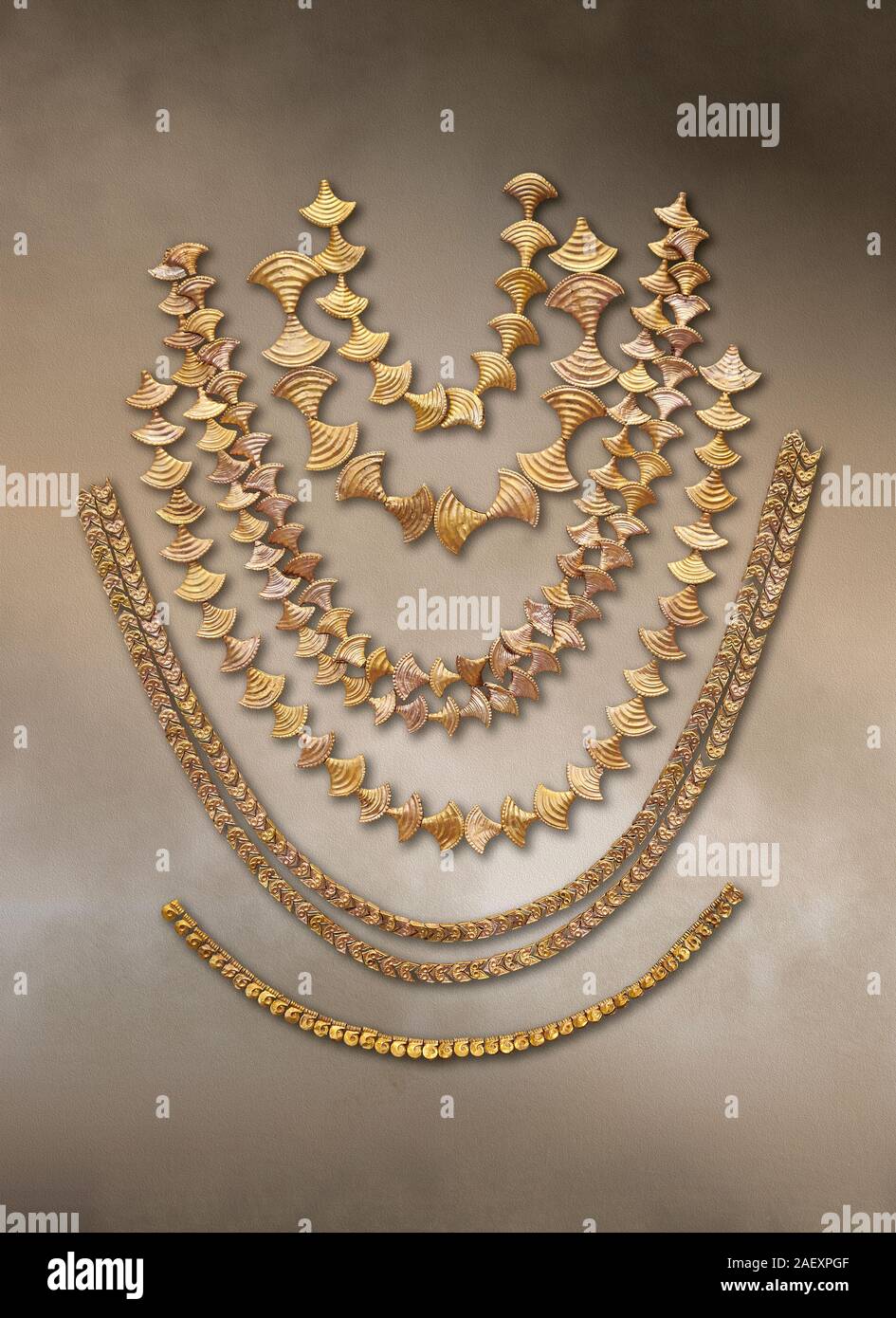 Oro micenea collane da Micene tombe a camera, Grecia. Museo Archeologico Nazionale di Atene. Da cima a fondo: Top quattro collane in Foto Stock