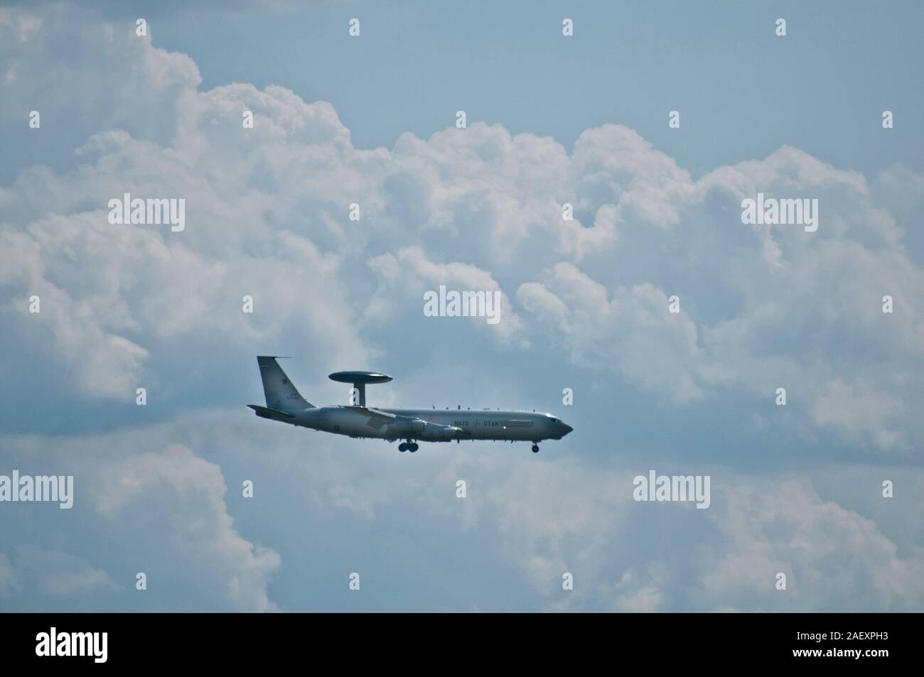 La NATO AWACS aereo nel cielo di Est Europa Foto Stock