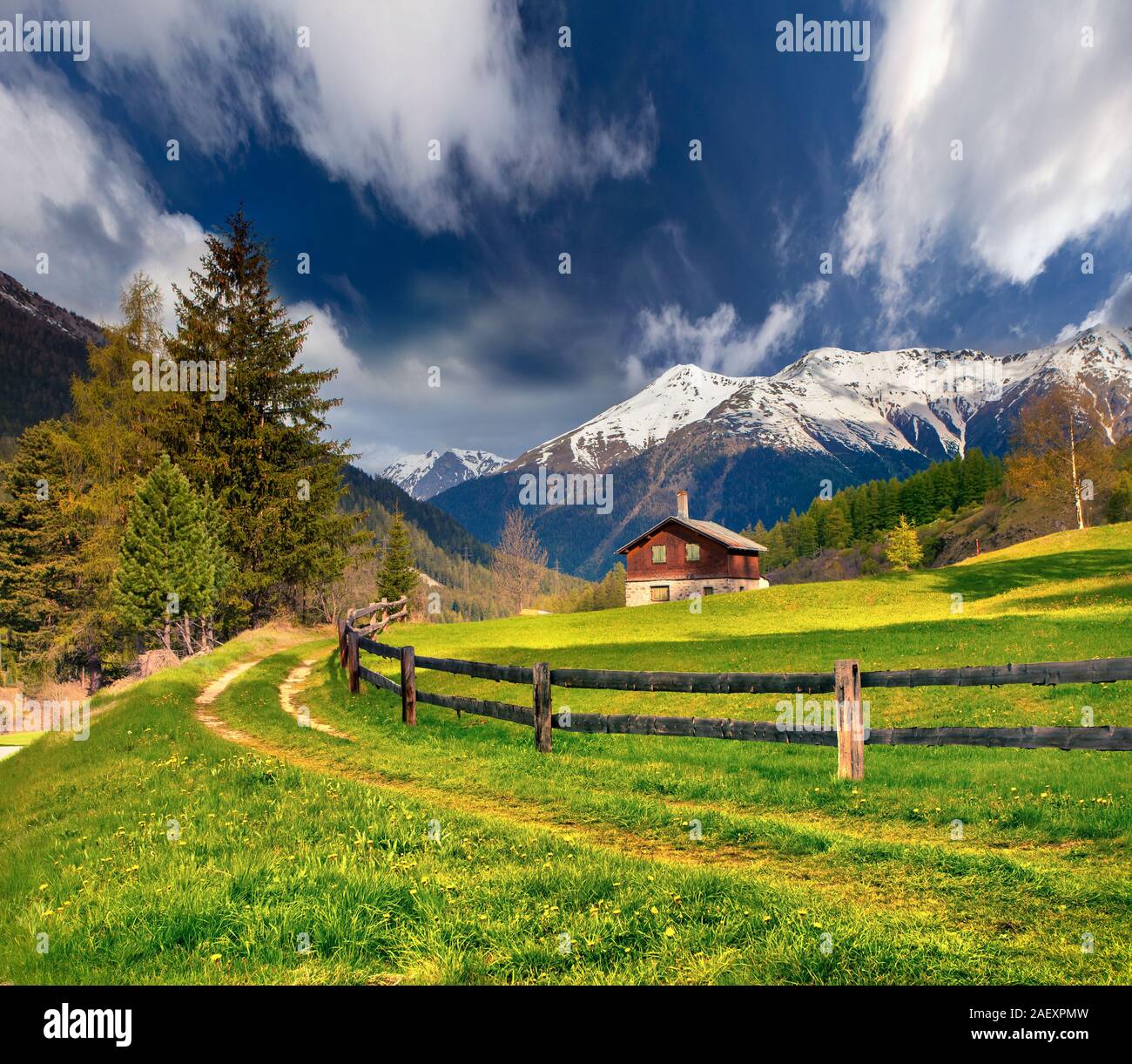 Bellissimo paesaggio a molla nelle Alpi Svizzere. Foto Stock