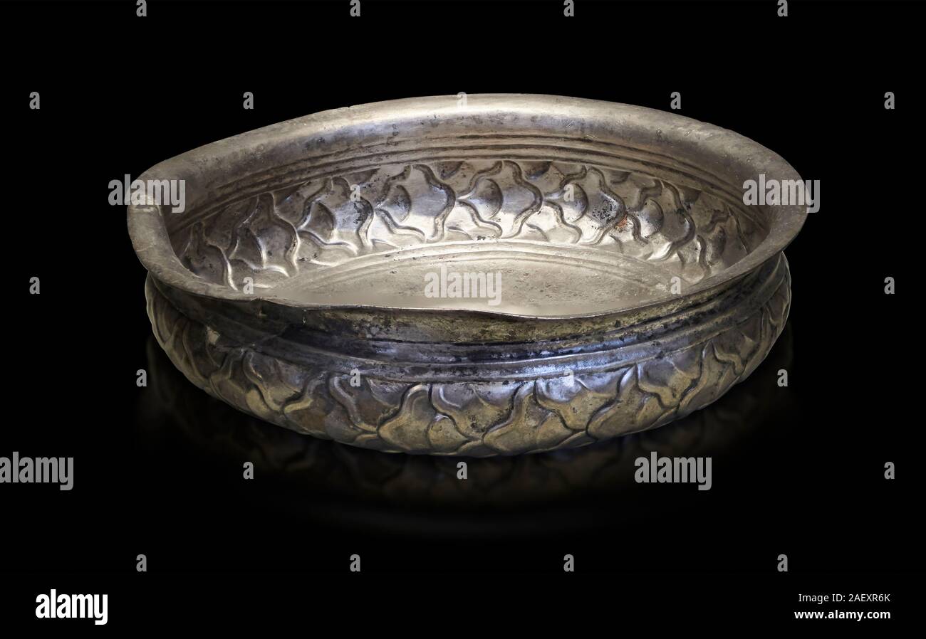 Micenea i silver cup dalla tomba 78 di Micene tombe a camera, Grecia. Museo Archeologico Nazionale di Atene. Sfondo nero Questo si micenea Foto Stock