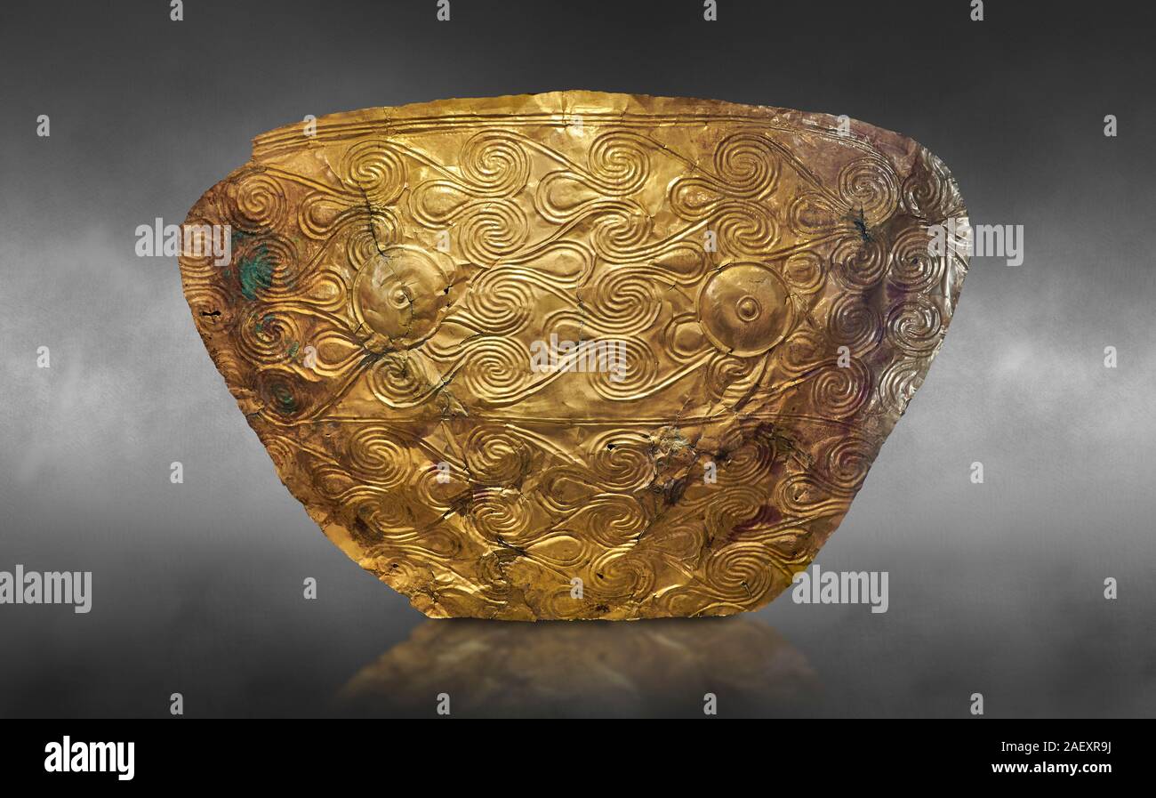 Oro micenea breat piastra dalla tomba IV, grave un cerchio, Myenae, Grecia. Museo Archeologico Nazionale di Atene. Xvi sec. a.c. Cat No 626, 625. Un grigio Foto Stock