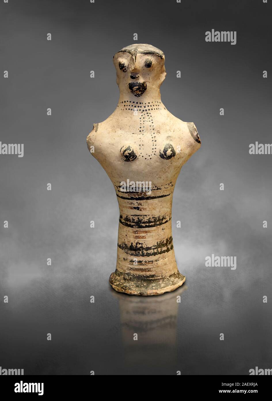 Cavo femmina micenea figurina, adorant, indossa una collana, da Micene tomba 40, il Museo Archeologico di Atene. Cat n. 2494. Grigio sfondo arte Foto Stock