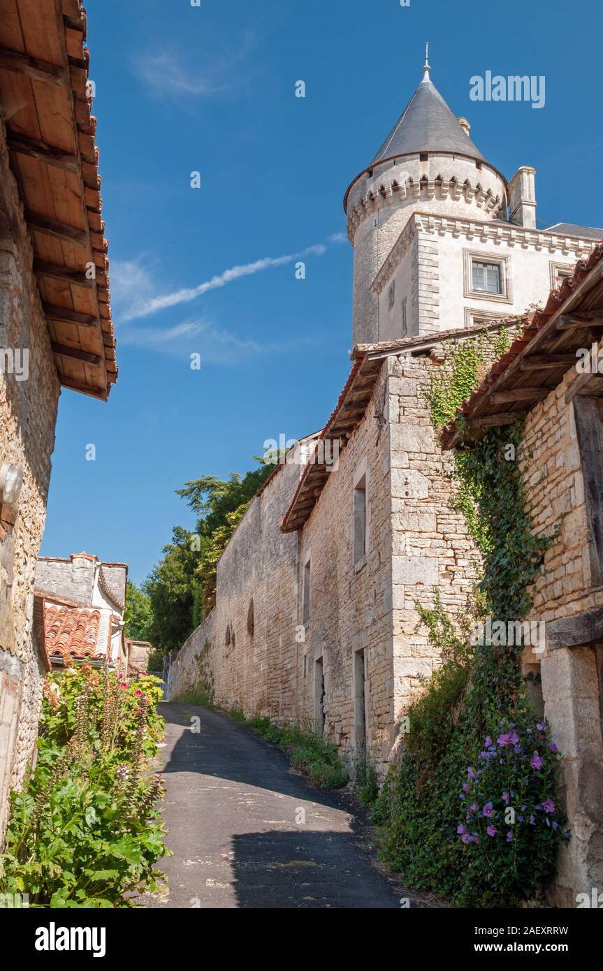 La passerella con le tradizionali case in pietra e vista laterale della torre di Verteuil-sur-Charente castello, elencati di patrimonio storico monumento, Charente (16), Foto Stock
