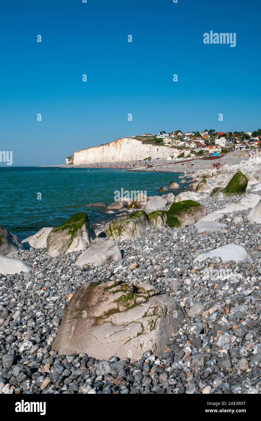 Bianche scogliere e Criel Pebble Beach in estate, Criel-sur-Mer Città balneare, Seine-Maritime (76), in Normandia, Francia Foto Stock