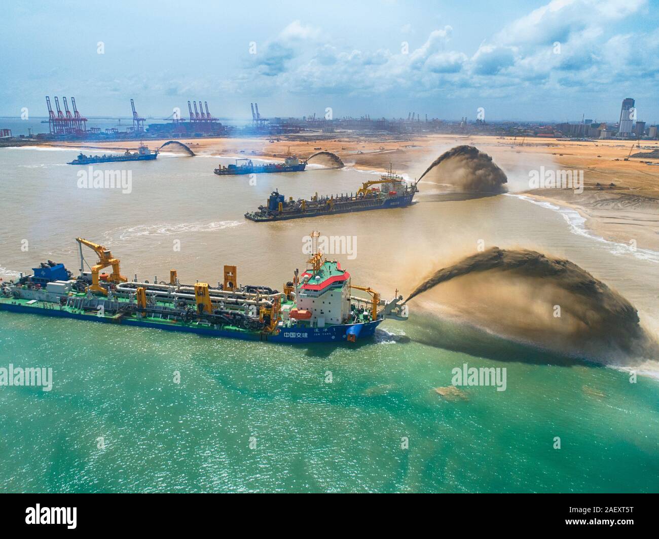 (191211) -- COLOMBO, Dic 11, 2019 (Xinhua) -- file di antenna fotografia scattata a giugno 20, 2018 mostra draghe a lavorare presso il cantiere per la costruzione del porto di Colombo City project in Sri Lanka. Per andare con 'Funzione: Colombo città portuale lavoratori prende l'orgoglio nella creazione di nuovi terreni per lo Sri Lanka' (CHEC città portuale Colombo (Pvt) Ltd/Handout via Xinhua) Foto Stock