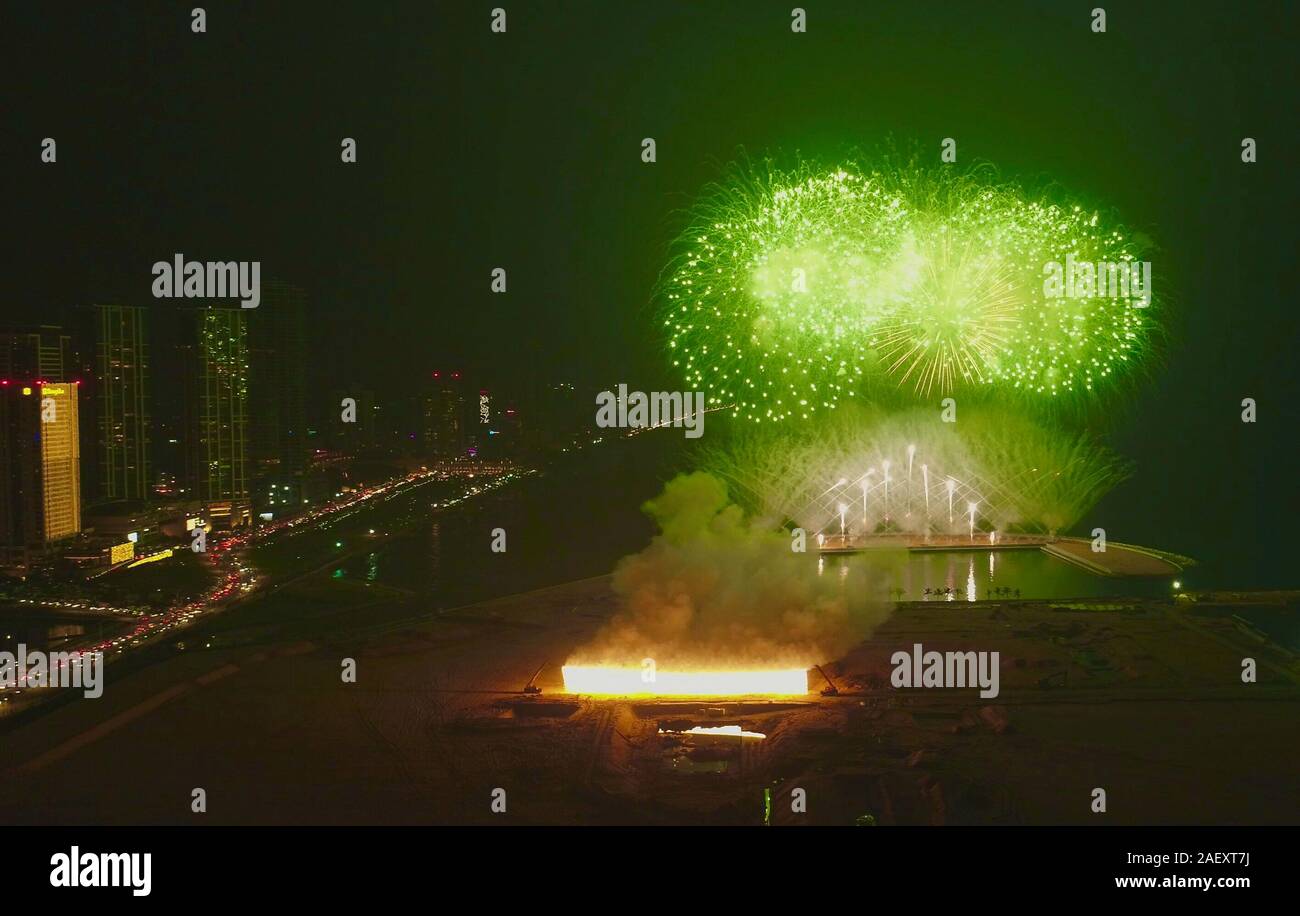 (191211) -- COLOMBO, Dic 11, 2019 (Xinhua) -- foto aerea presa il 7 dicembre, 2019 mostra fuochi d'artificio durante una celebrazione di integrazione di Colombo città portuale con la città capitale di Colombo, Sri Lanka. Per andare con 'Funzione: Colombo città portuale lavoratori prende l'orgoglio nella creazione di nuovi terreni per lo Sri Lanka' (CHEC città portuale Colombo (Pvt) Ltd/Handout via Xinhua) Foto Stock