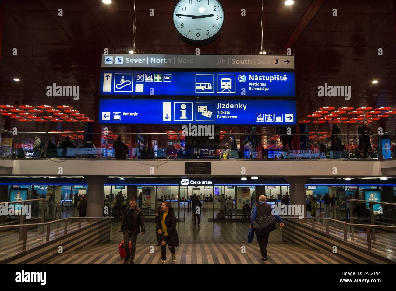 PRAGUE, Repubblica Ceca - 31 ottobre 2019: biglietteria e cabina di Ceske drahy, le ferrovie ceche, in Praha Hlavni Nadrazi stazione ferroviaria con passen Foto Stock