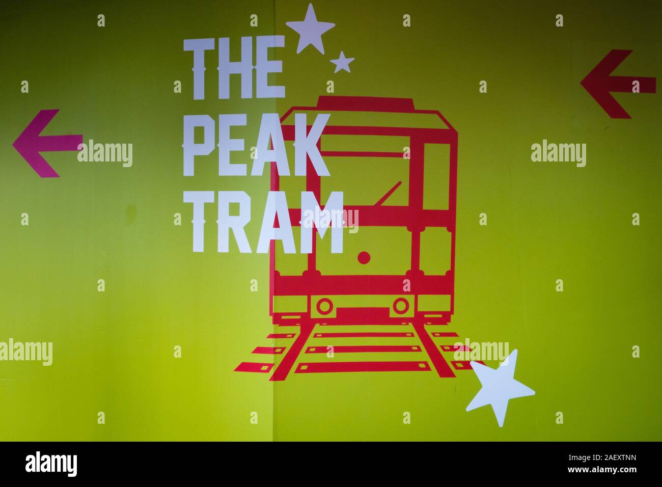 HongKong - Novembre 2019: segno indicante la direzione per il Peak Tram stazione ferroviaria al Garden Road a Hong Kong. Il treno porta i turisti alla Victori Foto Stock