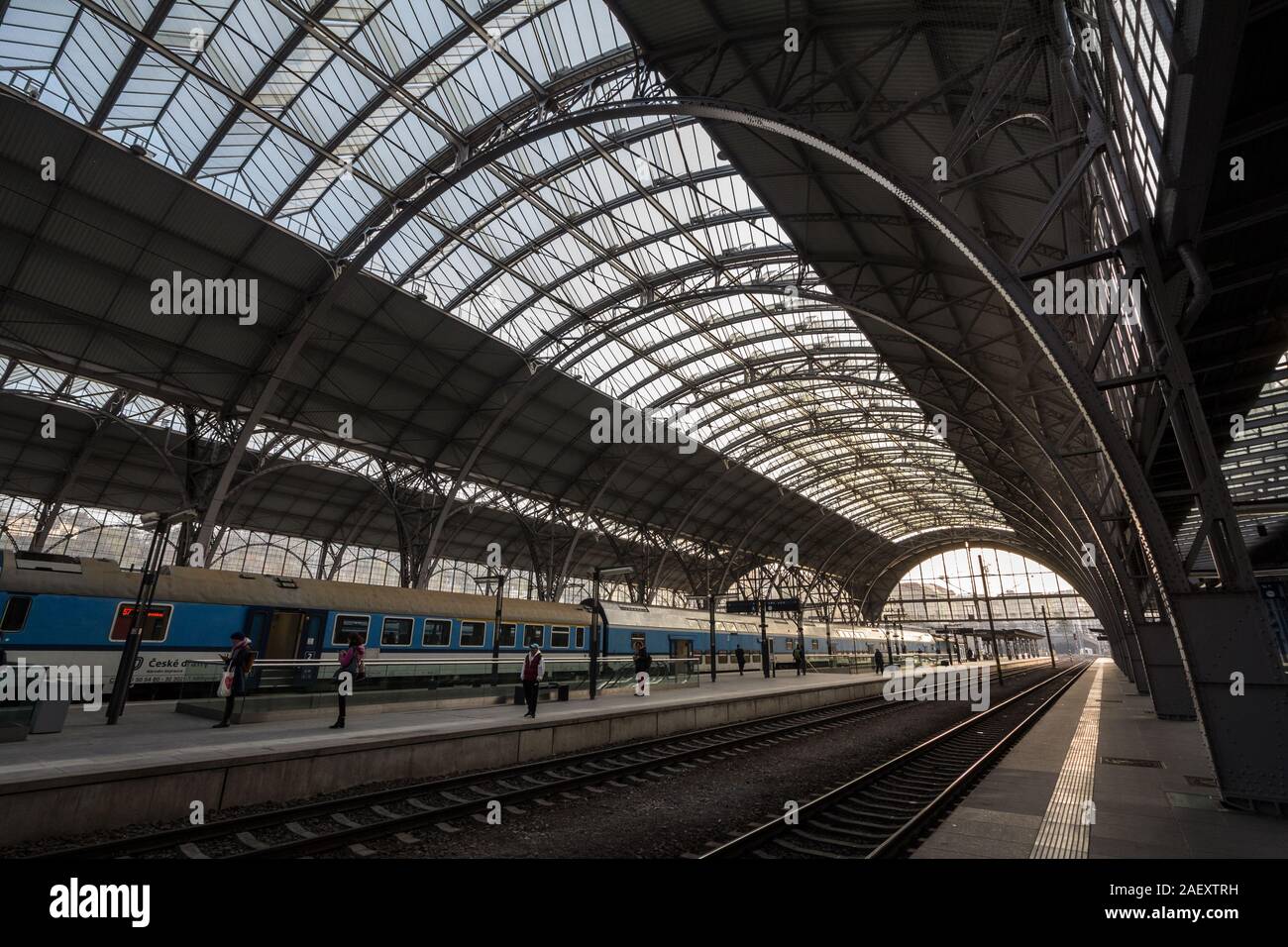 PRAGUE, Repubblica Ceca - 3 Novembre 2019: sala partenze di Praga Hlavni Nadrazi stazione ferroviaria principale, con le piattaforme, i treni e i passeggeri. È la maggior parte Foto Stock