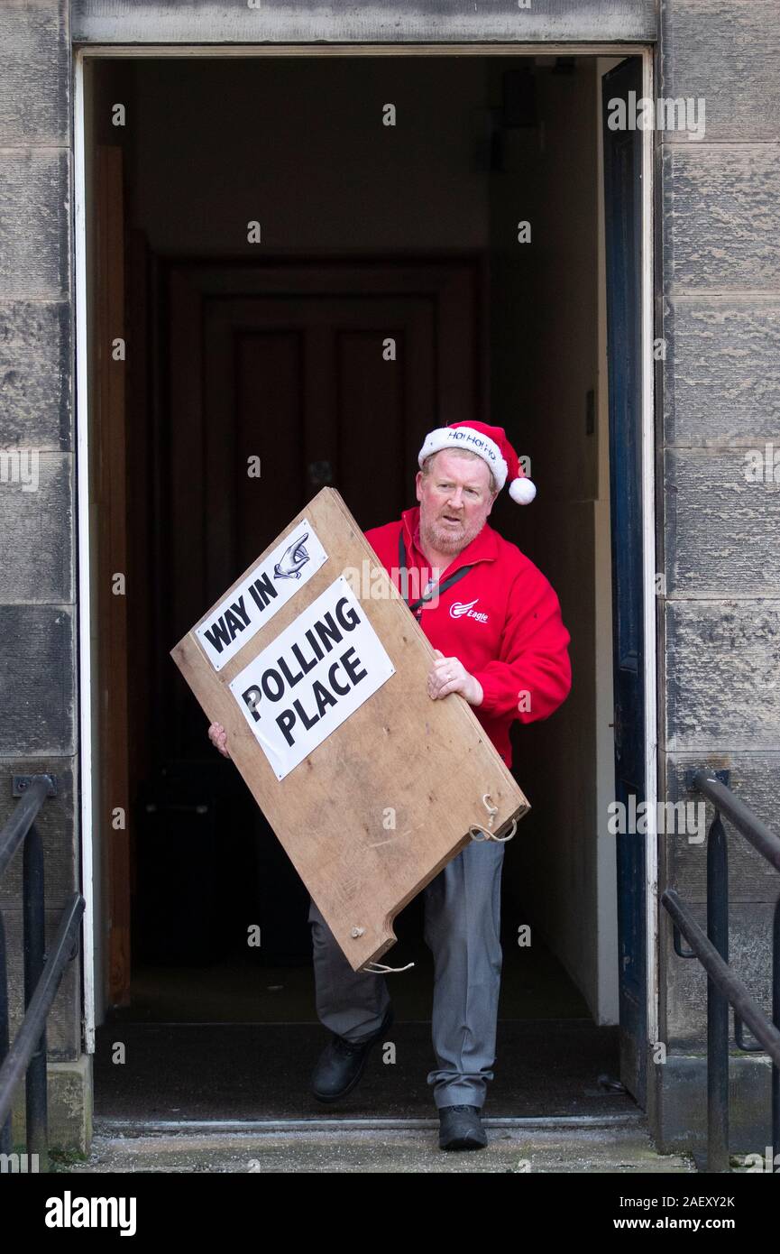 Brian Mansley porta un segno, una delle centinaia che vengono spediti al polling di stazioni in tutta la Scozia dal vecchio Royal High School di Edimburgo, precedendo le elezioni generali. Foto Stock