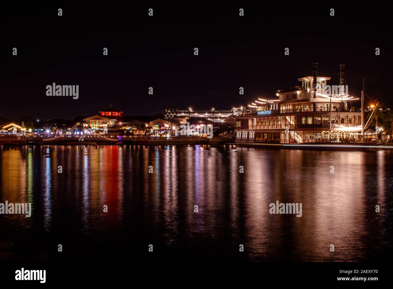 Orlando, Florida. Novembre 29, 2019 . Paddlefish ristorante e negozi colorati in Lake Buena Vista Foto Stock